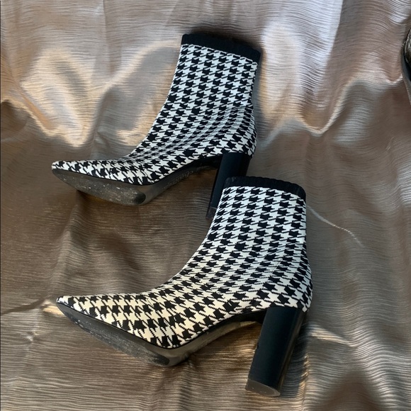 Charles By Charles a Davis Banker Houndstooth Pull On Knit Ankle Bootie Size 7.5 - Picture 5 of 7